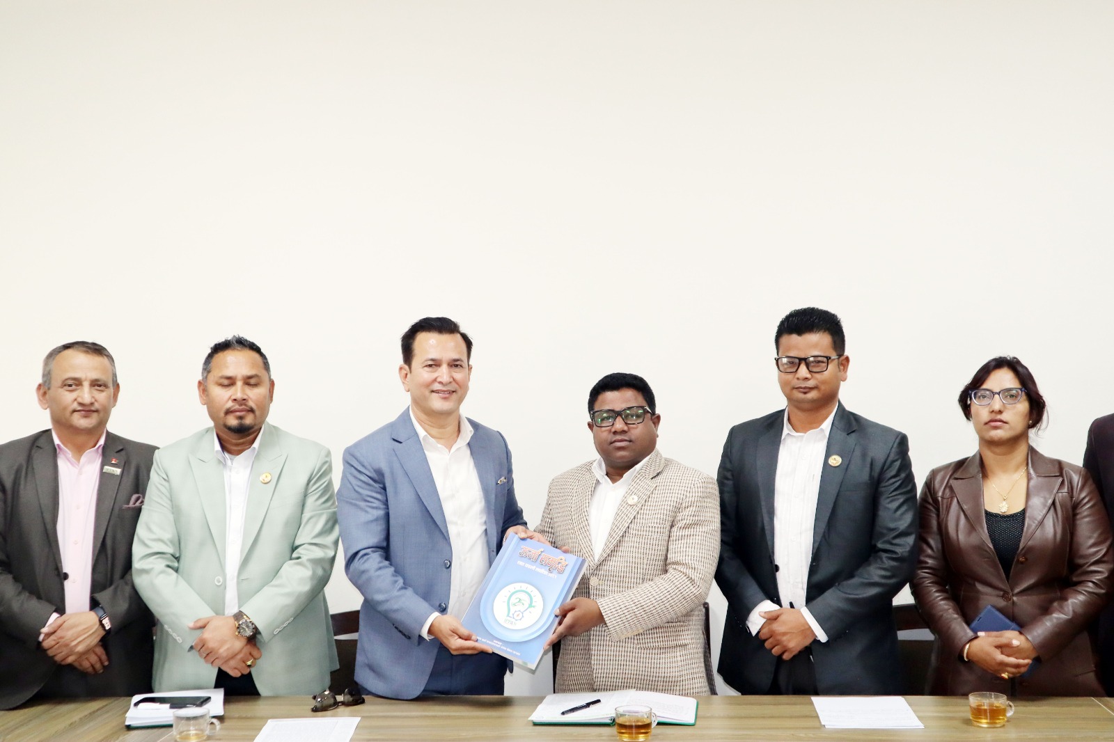 सर्वोच्च अदालतको फैसला पुनरावलोकनका लागि इप्पानको लविङ, प्रमुख दलका सचेतक भेट्दै